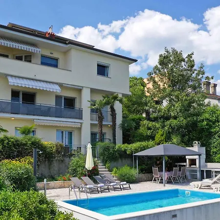 Near Port In Volosca 奥帕提亚