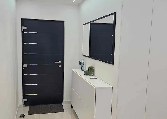 Near Port In Volosca * אופטיה